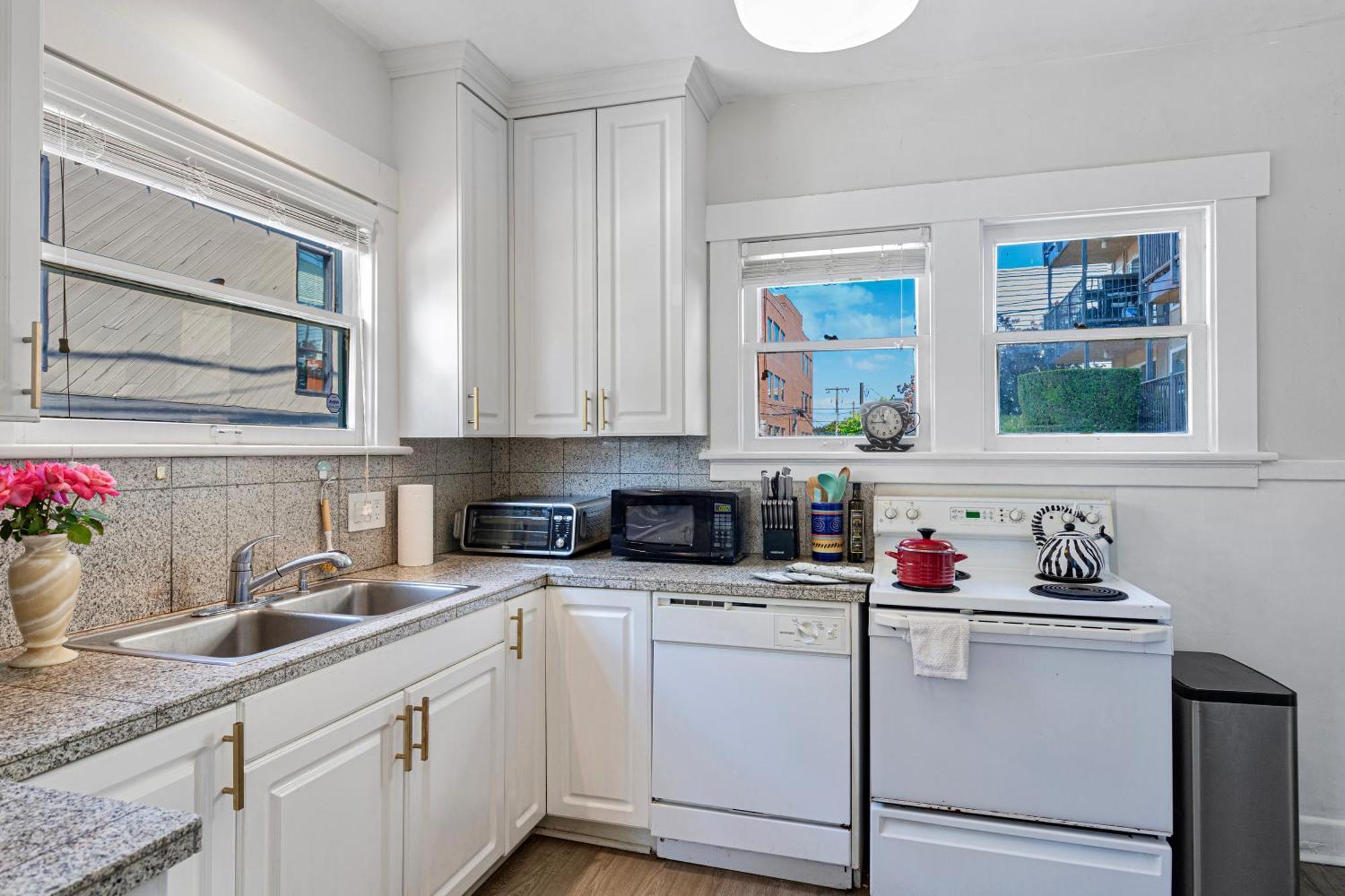 Vintage 3 Bedroom Home In Prime Eastlake Seattle With Private Parking Bagian luar foto