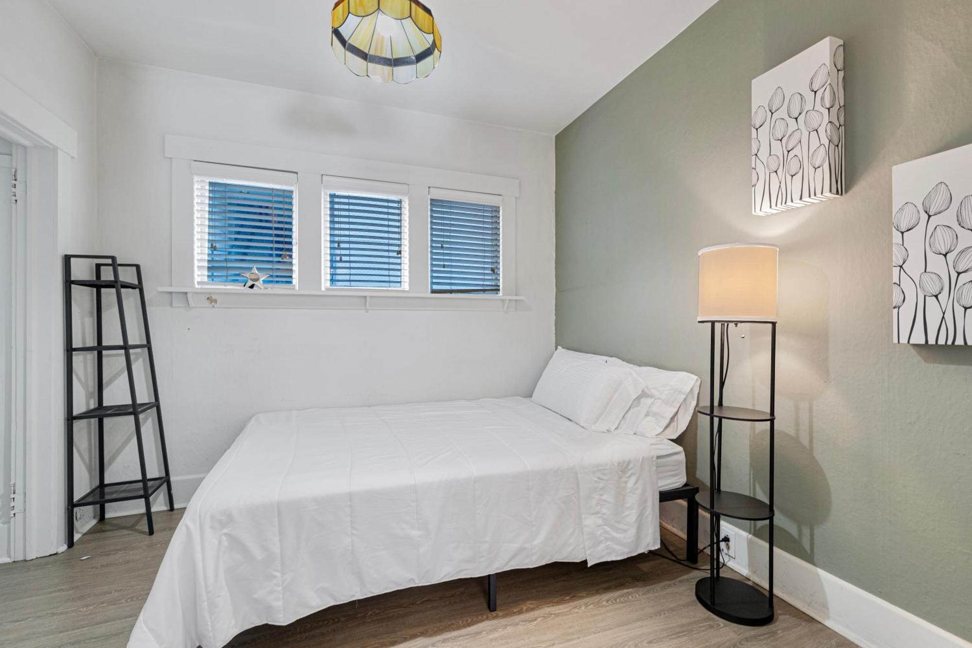 Vintage 3 Bedroom Home In Prime Eastlake Seattle With Private Parking Bagian luar foto